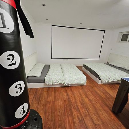 Large Annexe With Games Room Pool Table Ping Pong Air Hockey Movie Projector Windsor Bagian luar foto