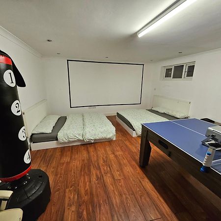 Large Annexe With Games Room Pool Table Ping Pong Air Hockey Movie Projector Windsor Bagian luar foto