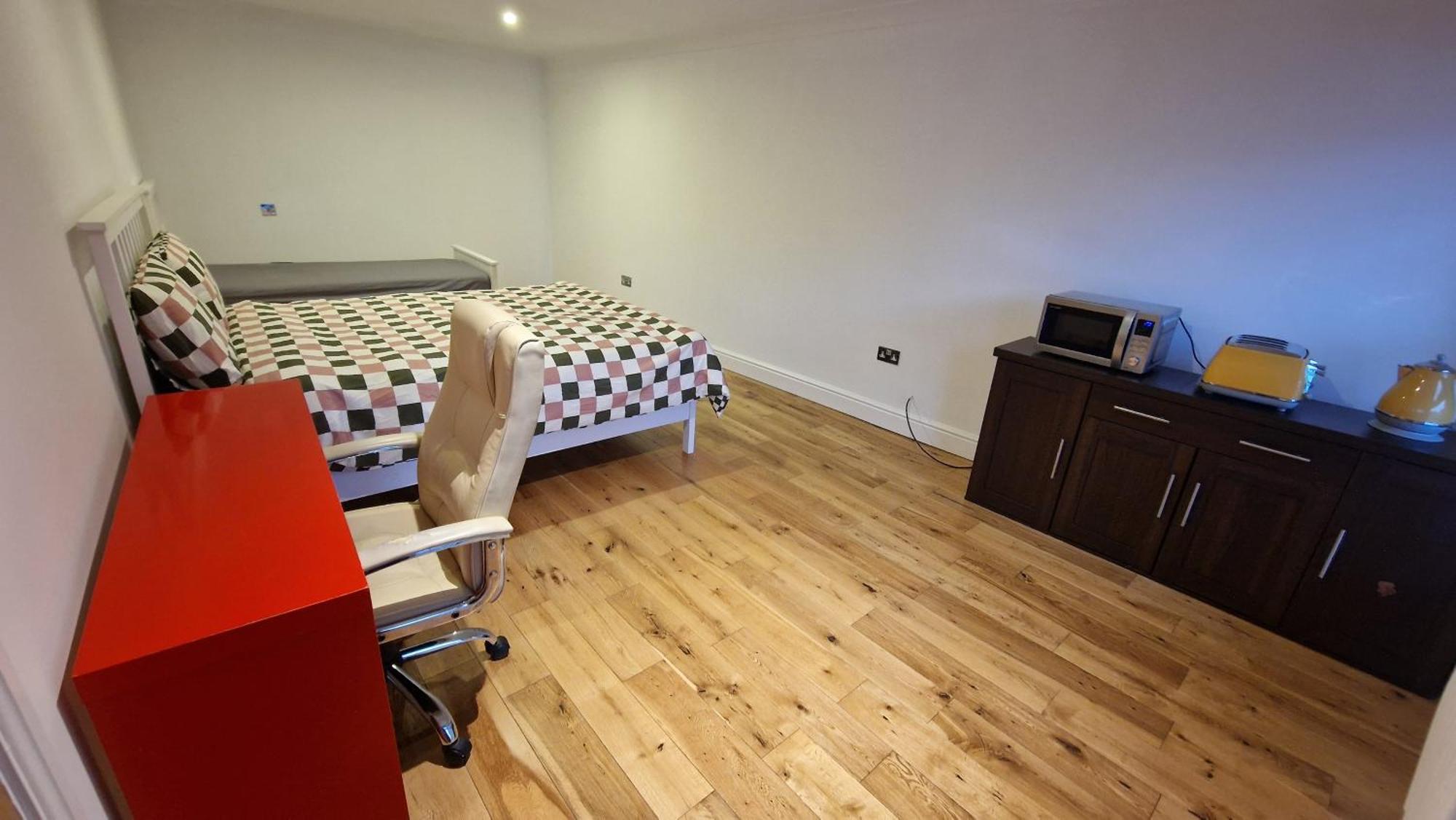 Large Annexe With Games Room Pool Table Ping Pong Air Hockey Movie Projector Windsor Bagian luar foto