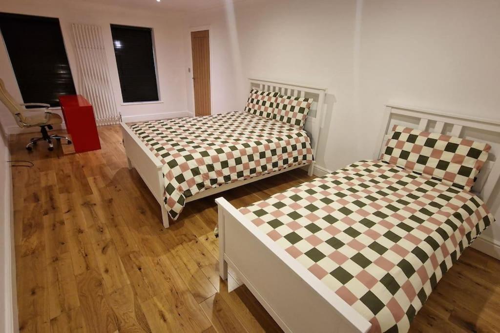 Large Annexe With Games Room Pool Table Ping Pong Air Hockey Movie Projector Windsor Bagian luar foto