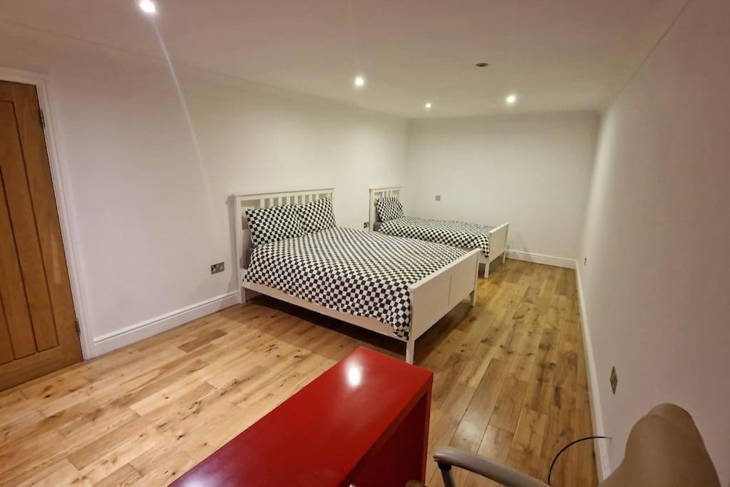 Large Annexe With Games Room Pool Table Ping Pong Air Hockey Movie Projector Windsor Bagian luar foto