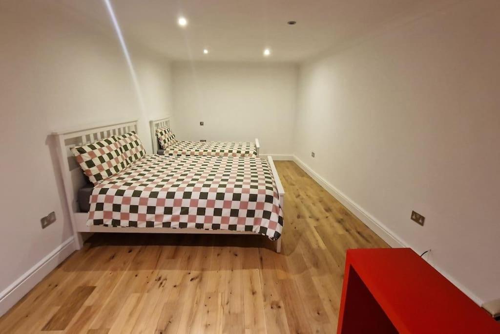 Large Annexe With Games Room Pool Table Ping Pong Air Hockey Movie Projector Windsor Bagian luar foto
