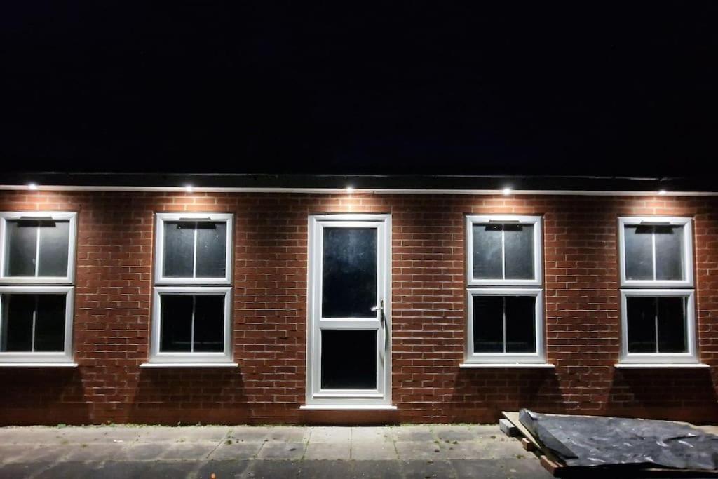 Large Annexe With Games Room Pool Table Ping Pong Air Hockey Movie Projector Windsor Bagian luar foto