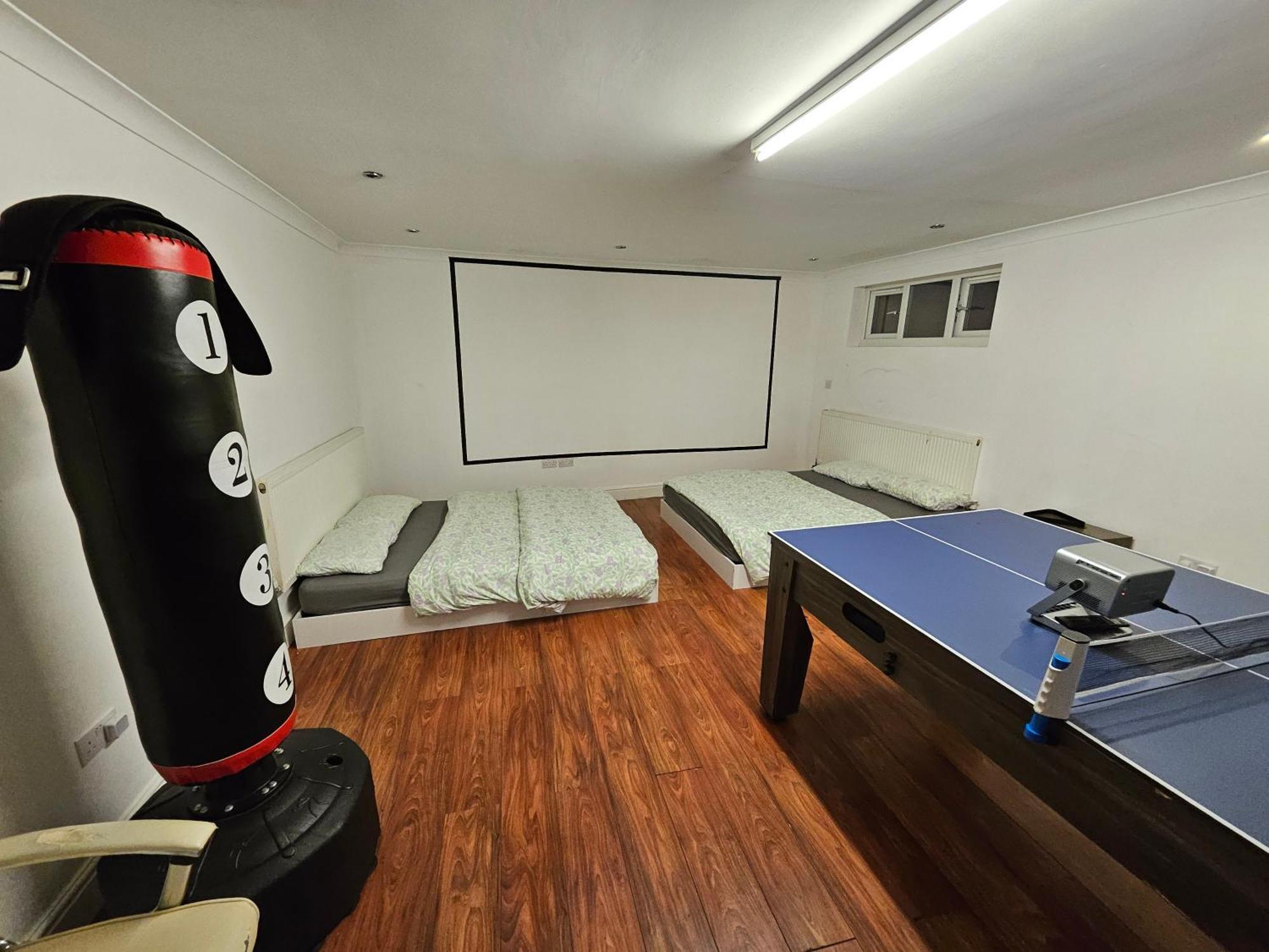 Large Annexe With Games Room Pool Table Ping Pong Air Hockey Movie Projector Windsor Bagian luar foto